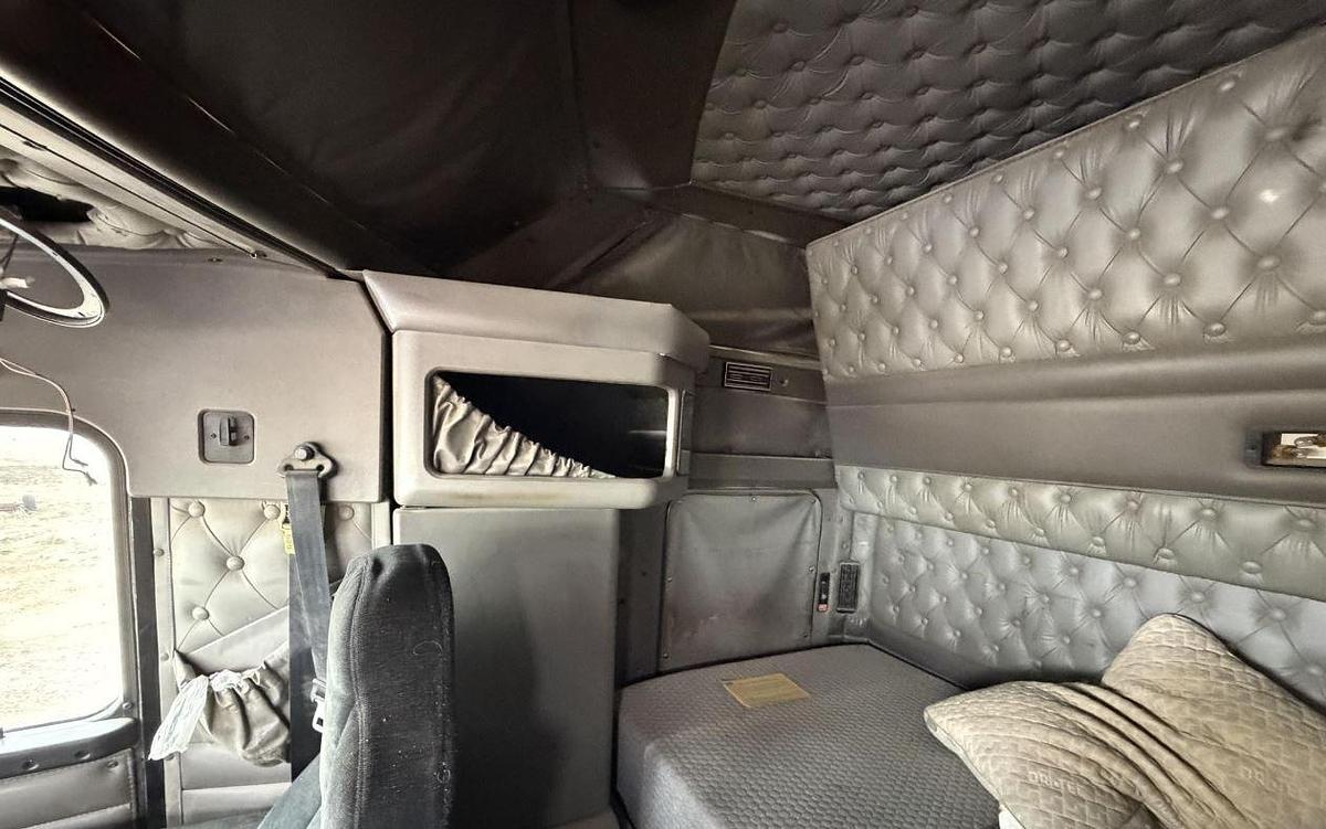 Used 2005 KENWORTH W900L Conventional Sleeper Semi Truck