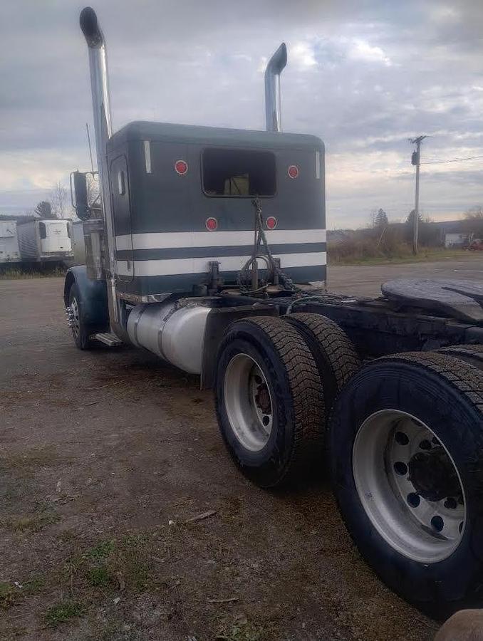 Used 2005 Peterbilt 379 Conventional Sleeper Semi