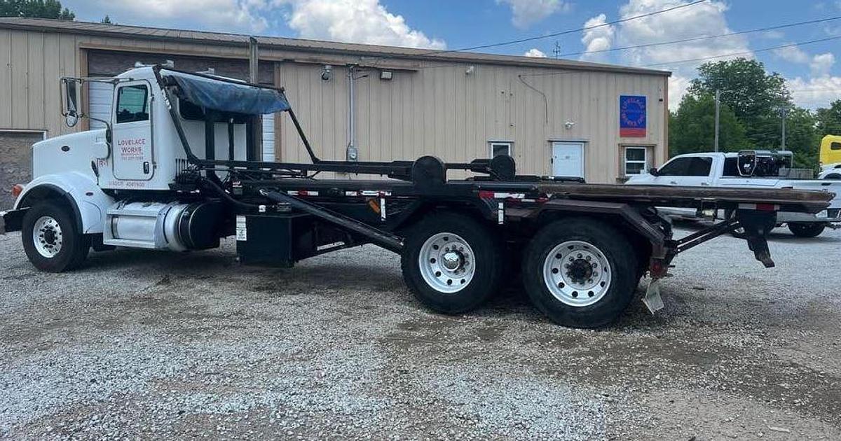 Used 2019 PETERBILT 367 Roll-Off Tow Truck