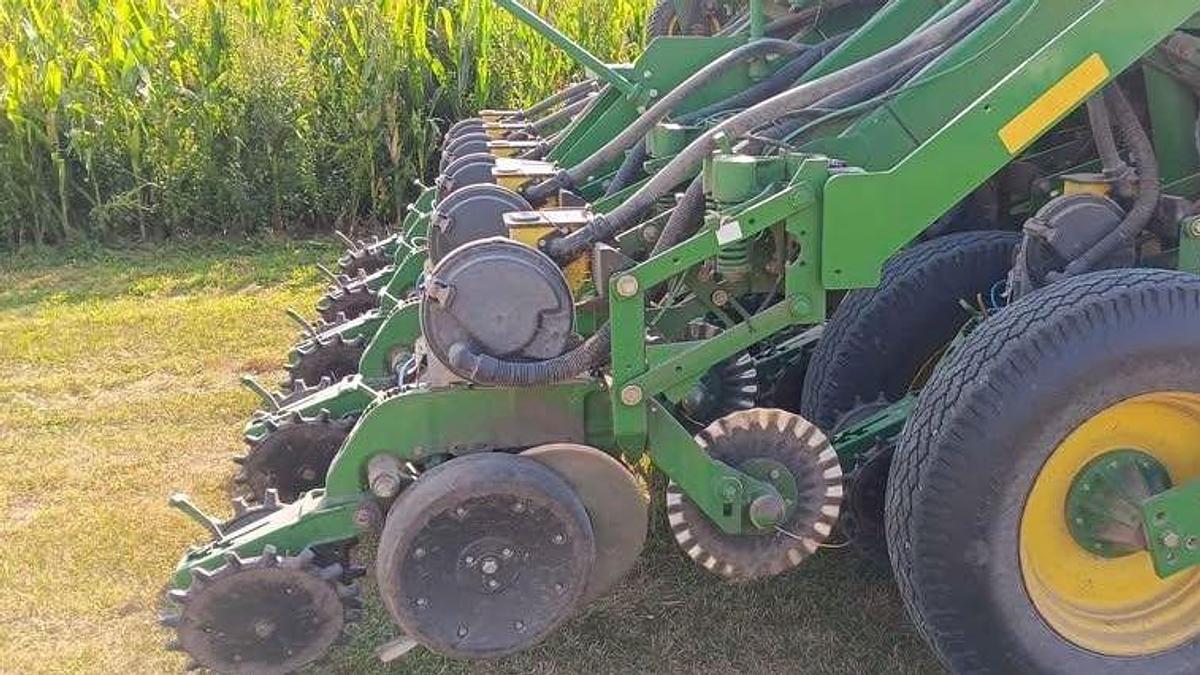 Used 2004 JOHN DEERE 1790 Planter