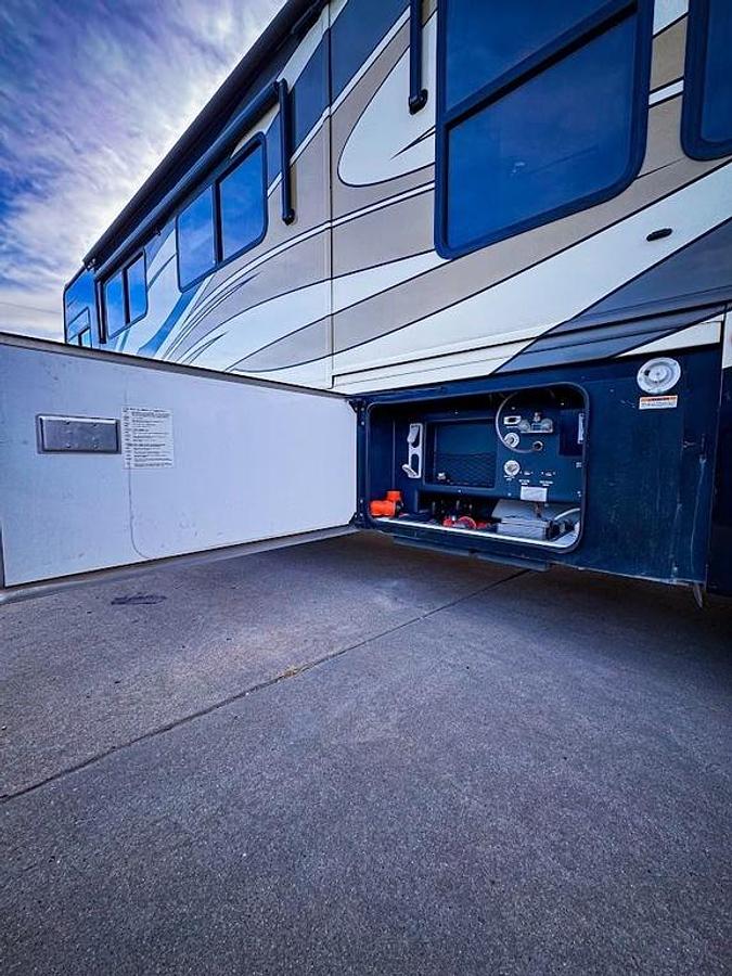 Used 2010 Fleetwood Discovery 40X