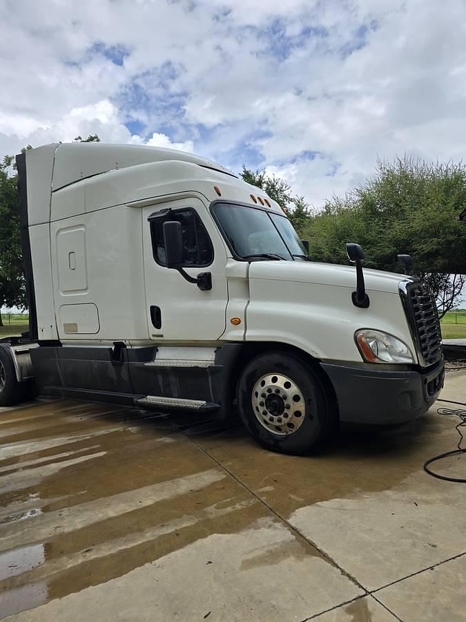 Used 2015 Freightliner Cascadia Conventional Sleeper Semi