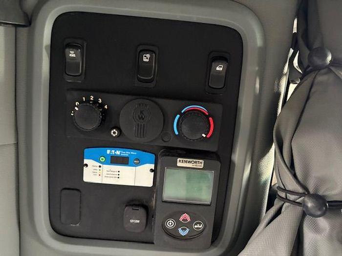 Used 2021 KENWORTH T880 Sleeper Semi Truck