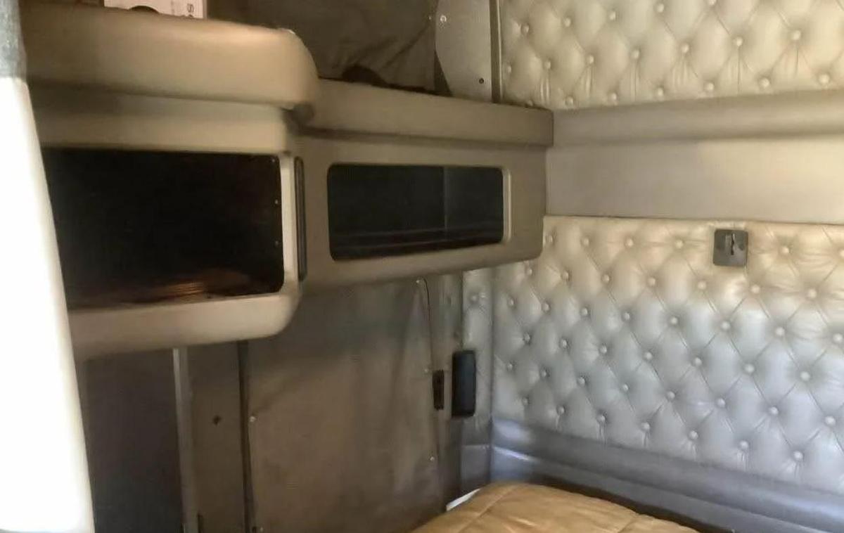 Used 2005 Kenworth W900L Sleeper Semi Truck