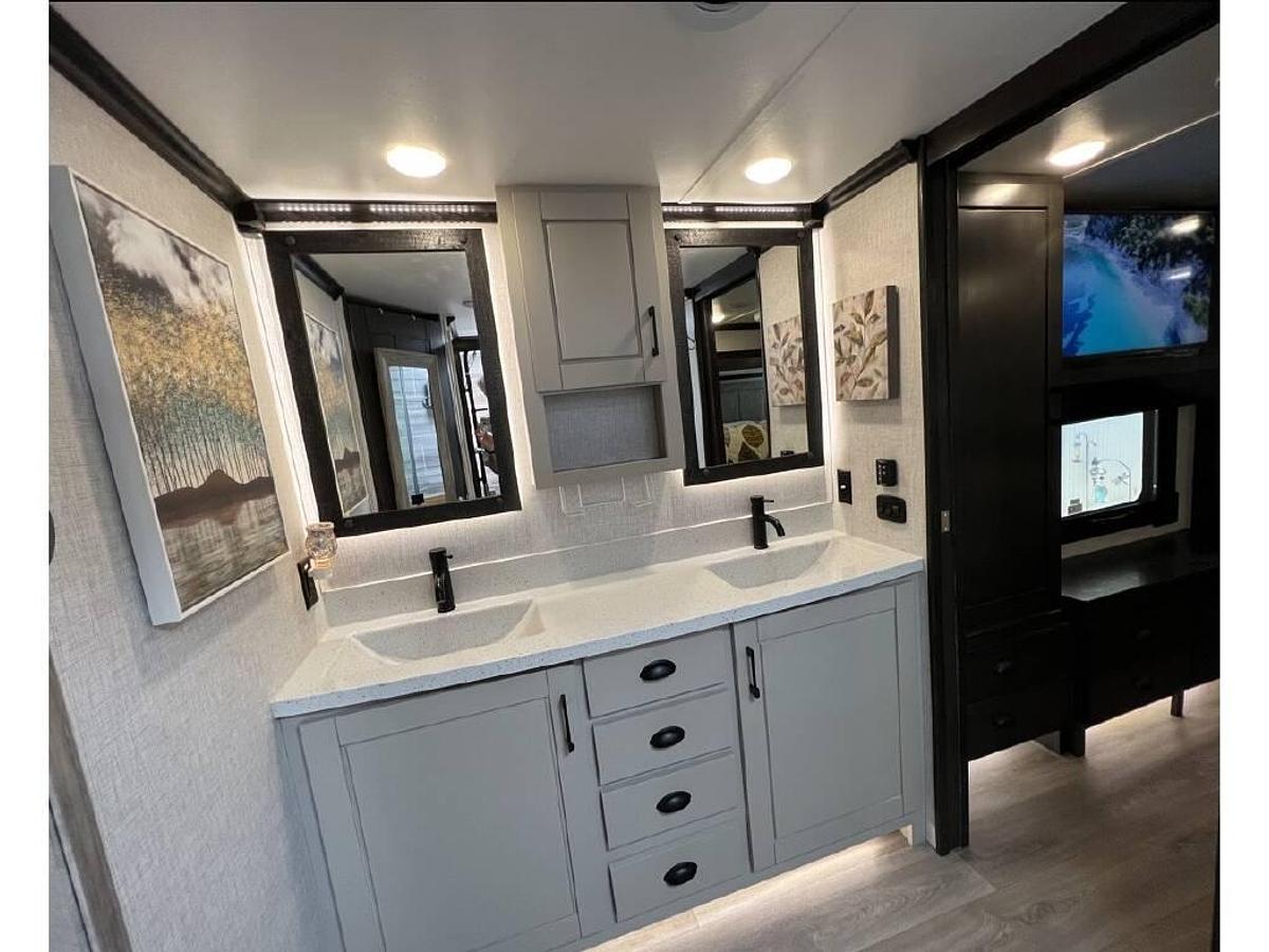 Used 2021 Crossroads REDWOOD RW4150RD Fifth Wheel