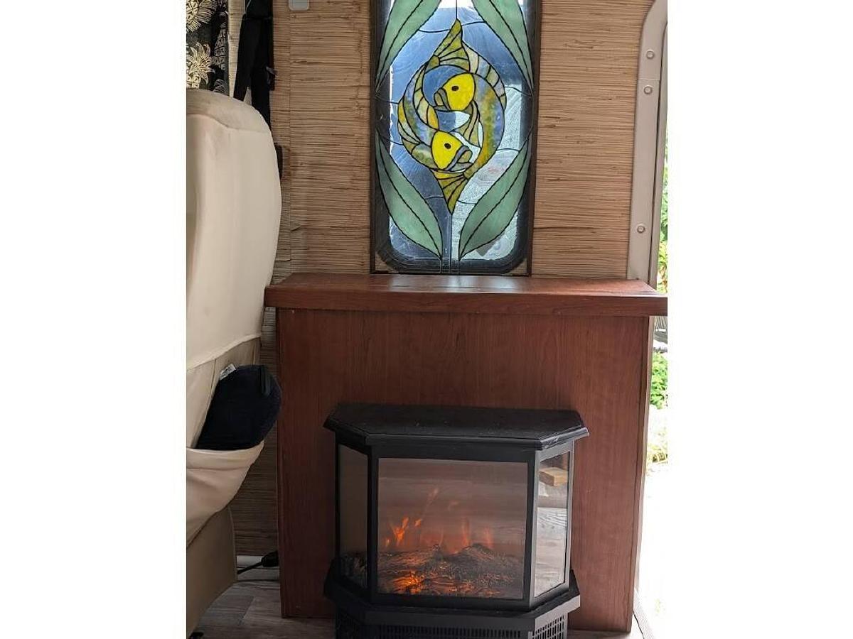 Used 2006 Fourwinds Hurricane 33H