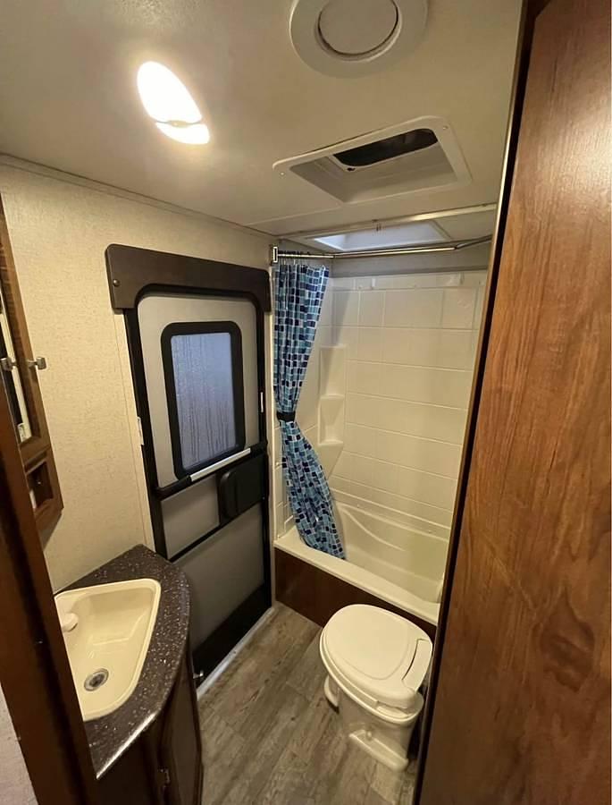 Used 2018 Coachmen Freedom Express 282BHDS Travel Trailer