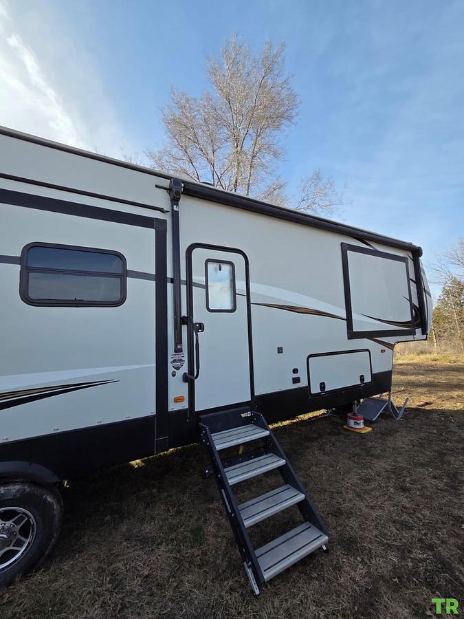 Used 2021 Keystone Sprinter Limited 3620FWLBH Fifth Wheel – Bunkhouse – Washer & Dryer – Custom Skirting – Full-Time Ready