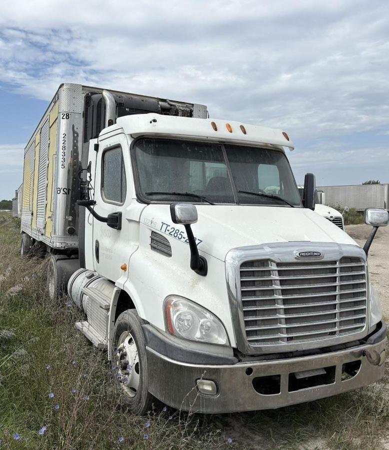 Used 2013 Freightliner Cascadia 113 Day Cab Semi Truck