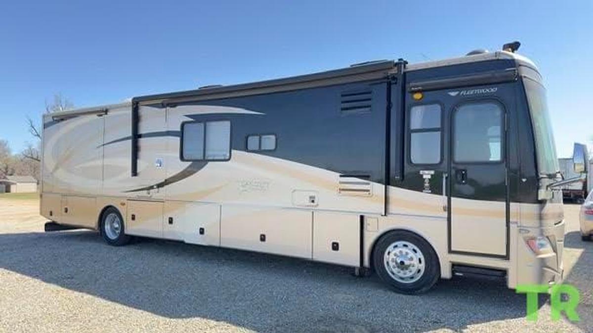 Used 2008 Fleetwood Discovery 40X with 3 slides
