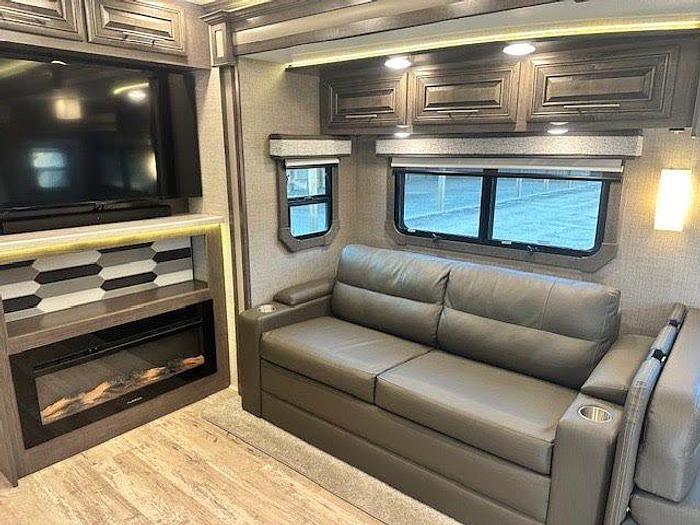 Used 2023 Jayco Seneca 37L.