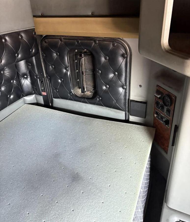 Used 1999 Kenworth T600 Sleeper Semi Truck