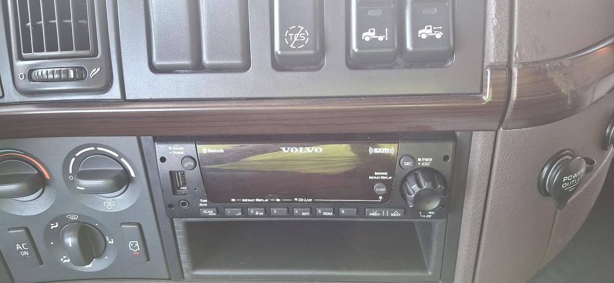 Used 2017 Volvo VNL64T670 Sleeper Semi Truck