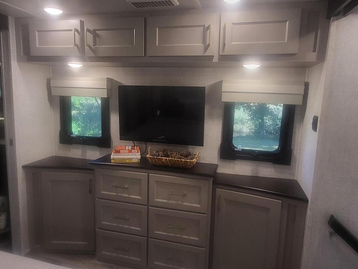 Used 2021 Forest River Palomino Columbus 1492 382FB