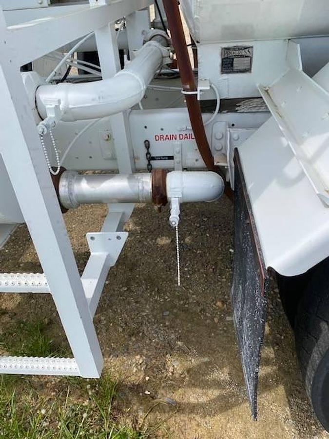 Used 1987 Ford F700 Jet A Fuel Truck