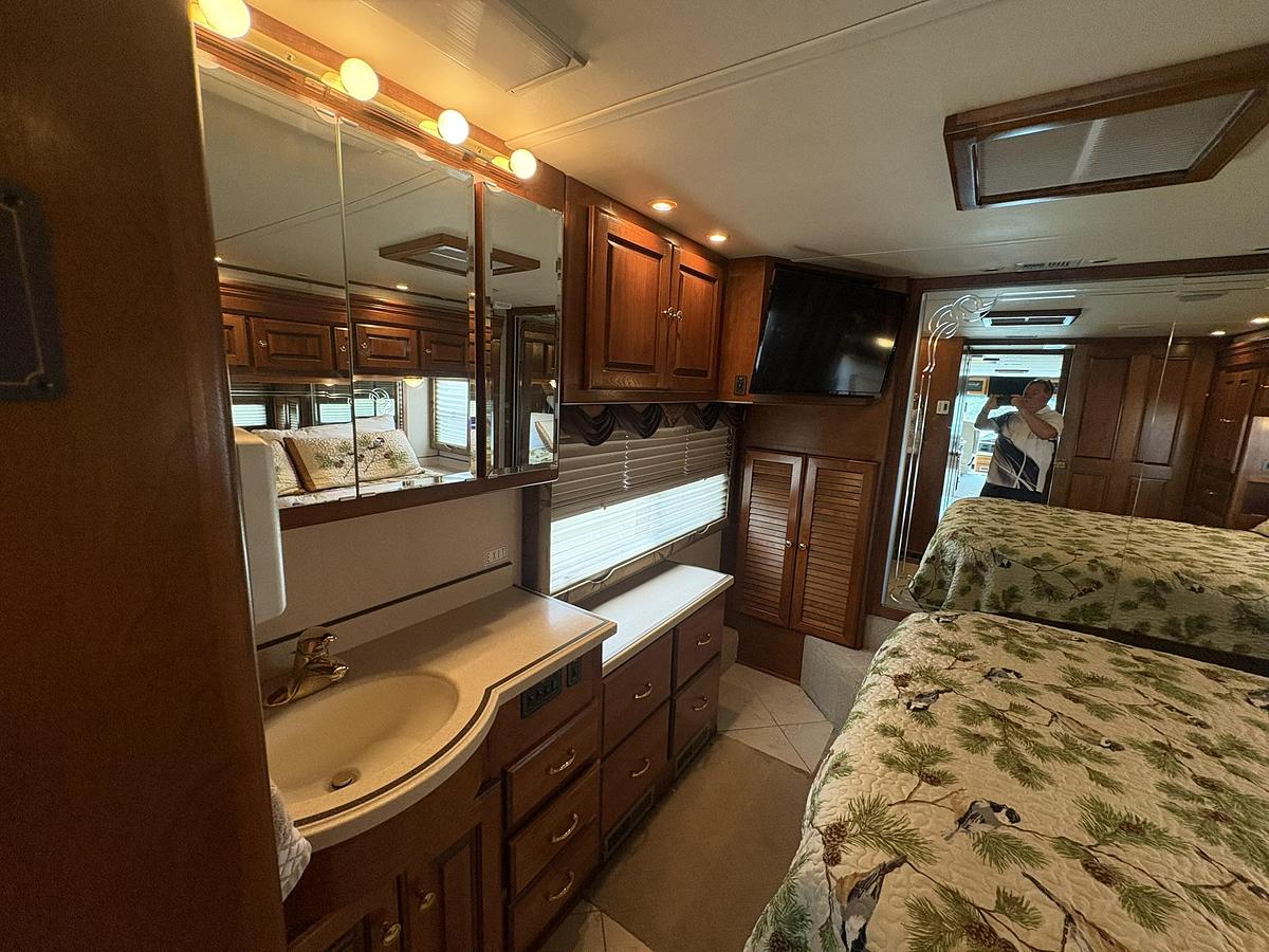 Used 2003 Monaco Dynasty 38 Earl