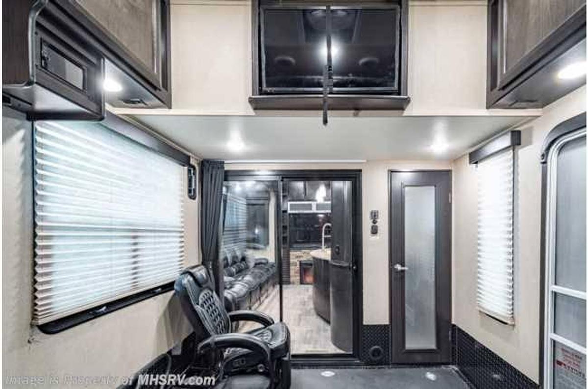 Used 2017 Dutchmen Voltage Epic V3900