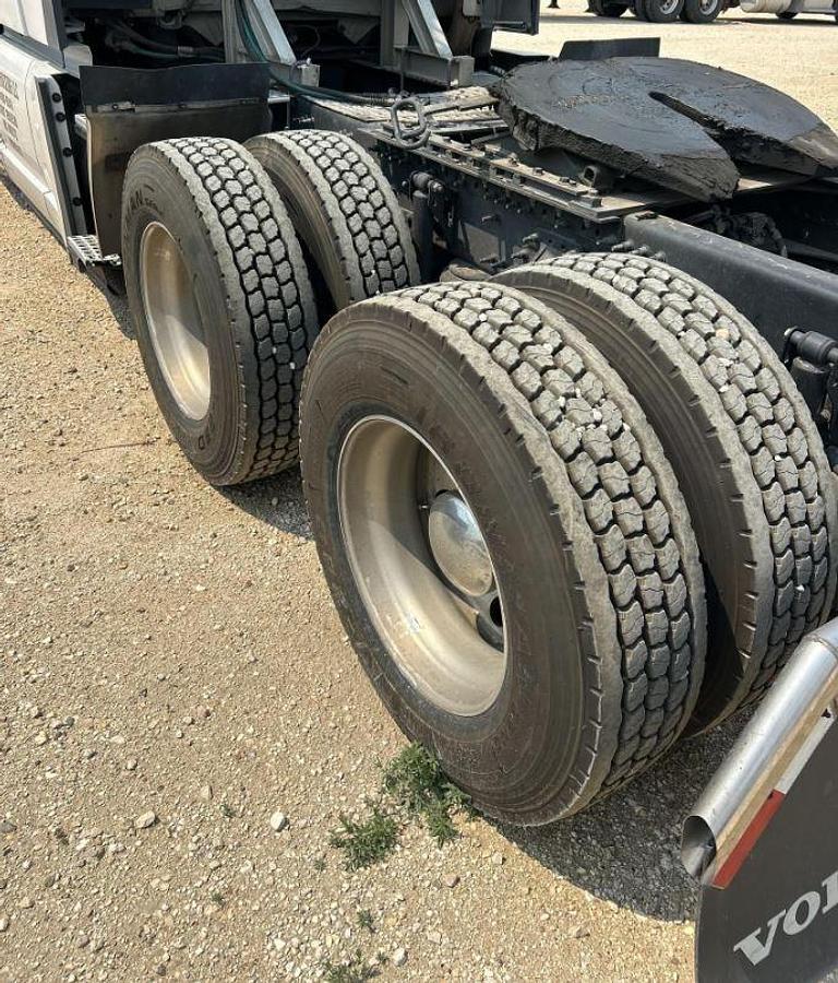 Used 2023 VOLVO VNL64T760 Sleeper Semi Truck