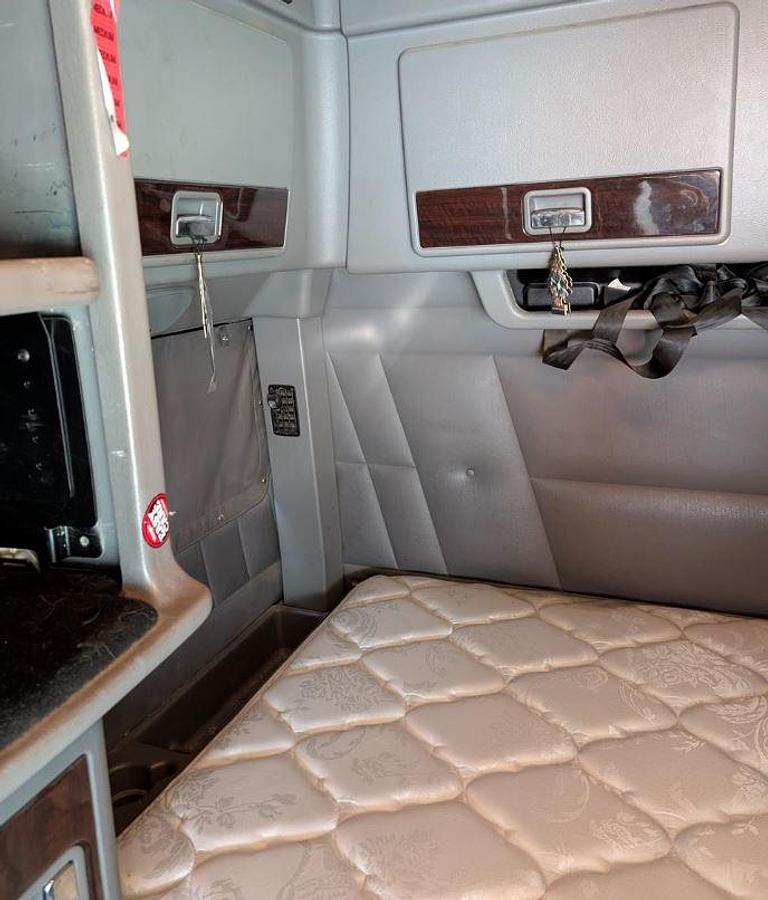 Used 2015 PETERBILT 389 Conventional Sleeper Semi