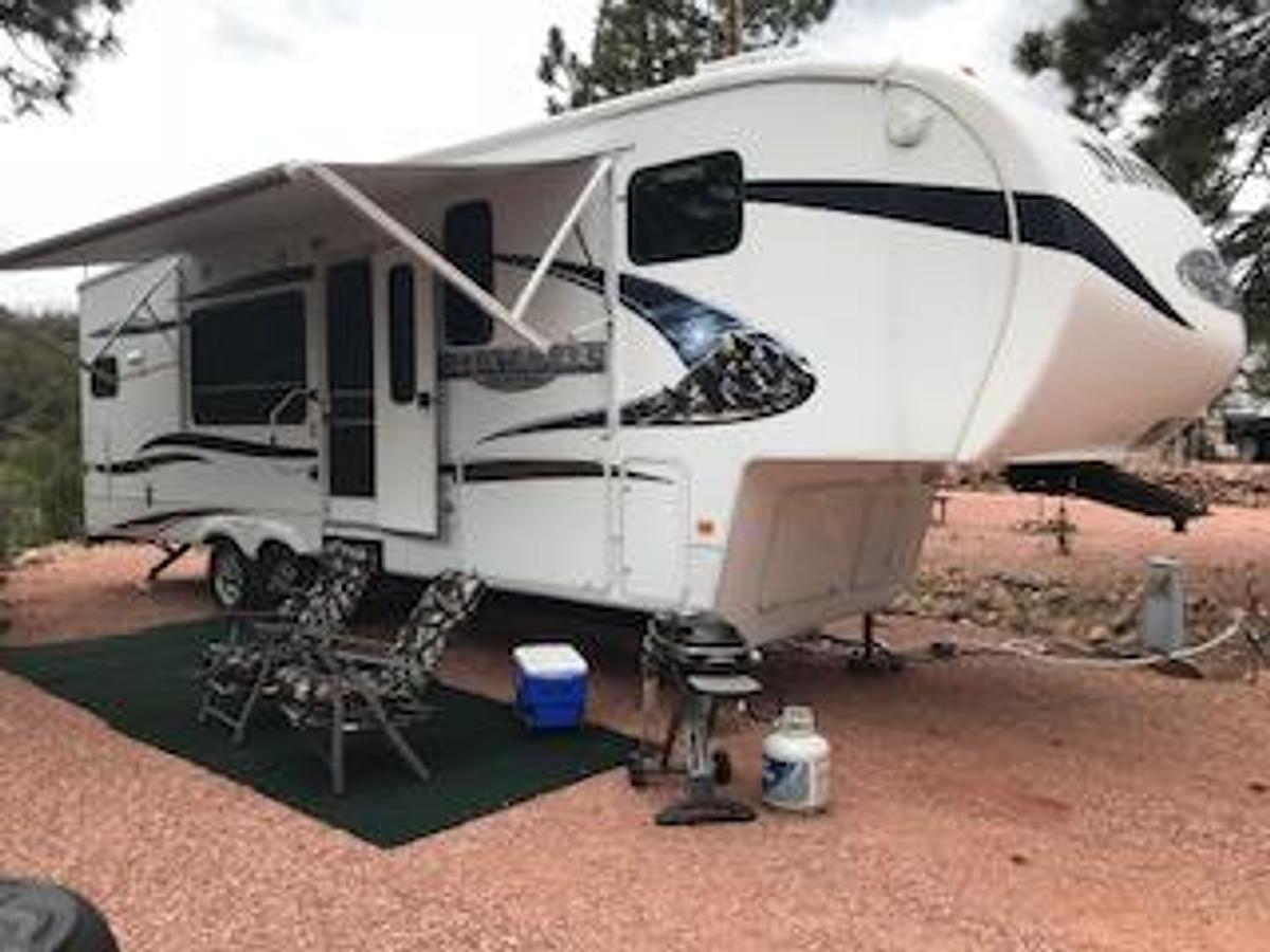 Used 2010 Keystone Montana Mountaineer Fifth Wheel
