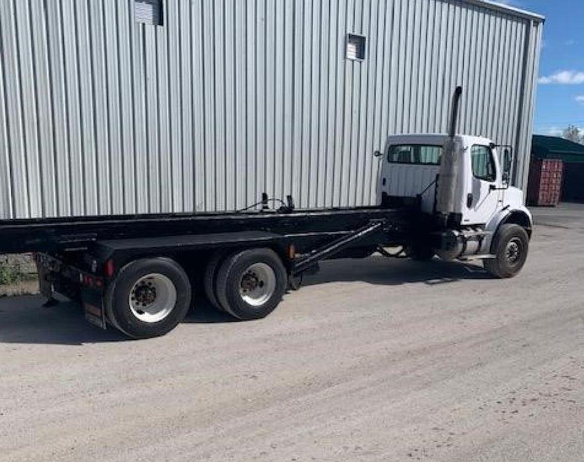 Used 2005 FREIGHTLINER BUSINESS CLASS M2 106