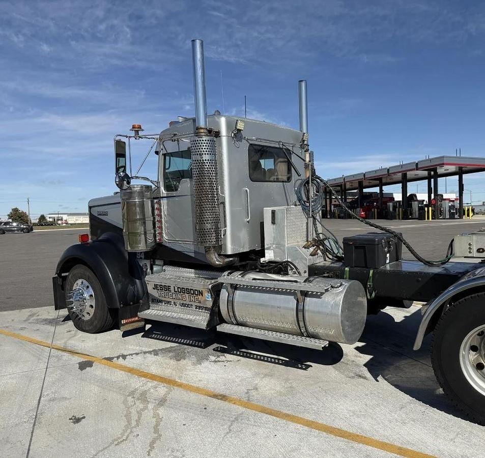 Used 2005 Kenworth W900L Sleeper Semi Truck
