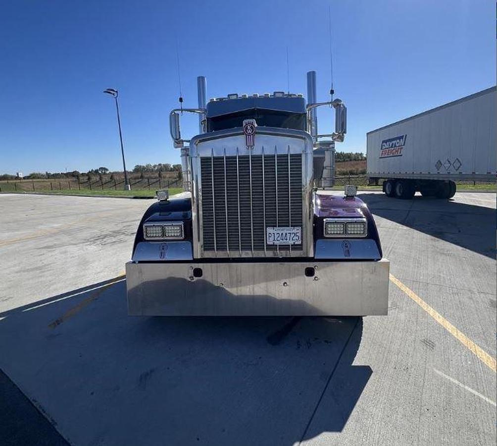 Used 2010 Kenworth W900L Sleeper Semi Truck