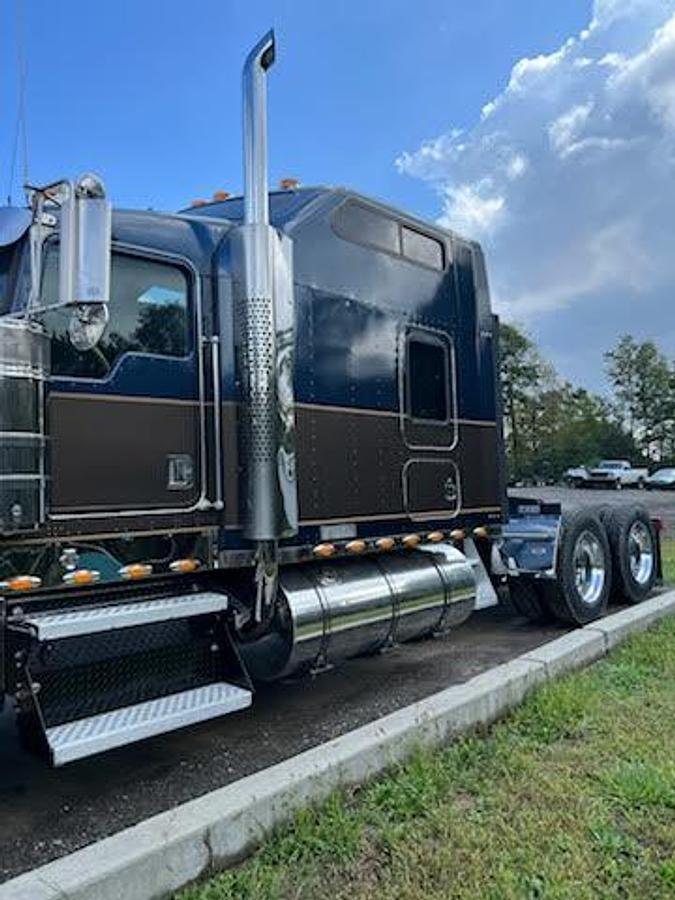 Used 2000 Kenworth W900L Conventional Sleeper Semi