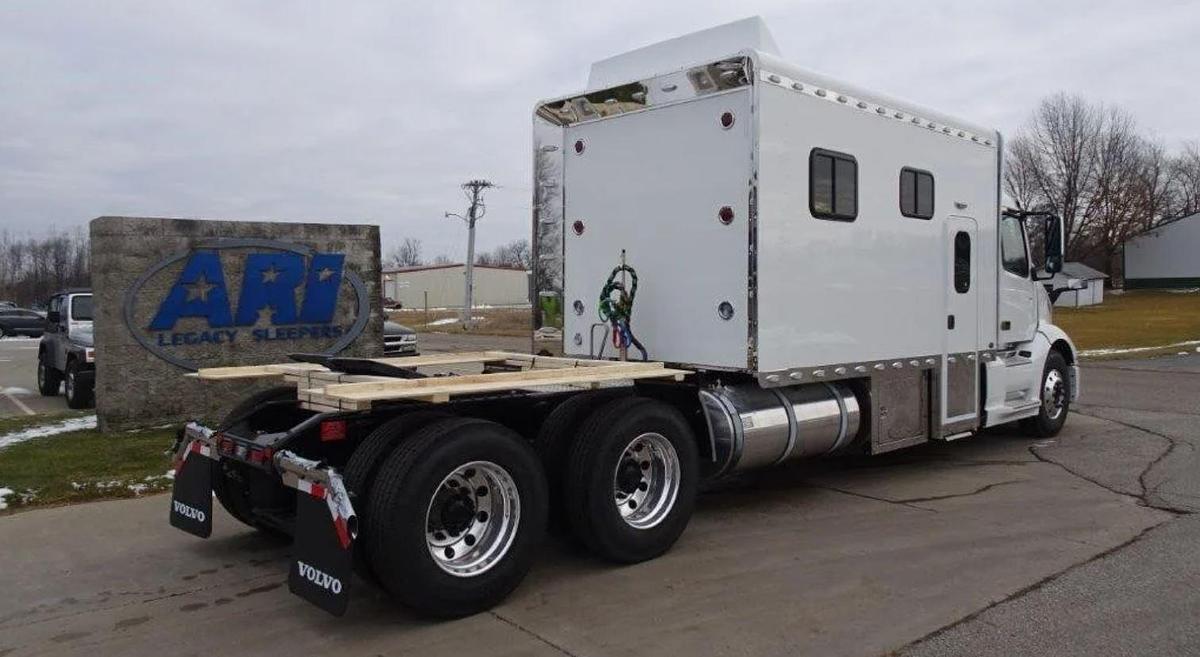 Used 2021 Volvo VNL64T300