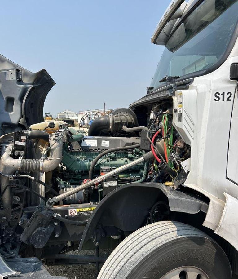 Used 2023 VOLVO VNL64T760 Sleeper Semi Truck