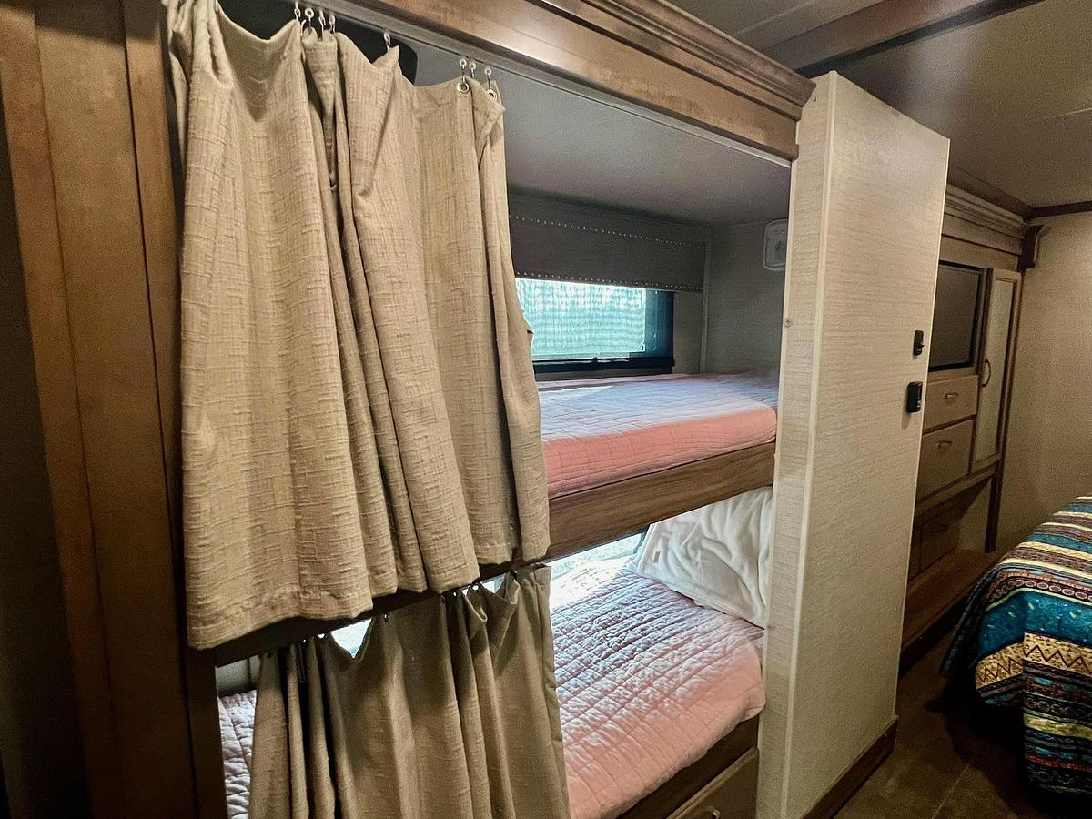 Used 2018 Jayco Seneca 37FS