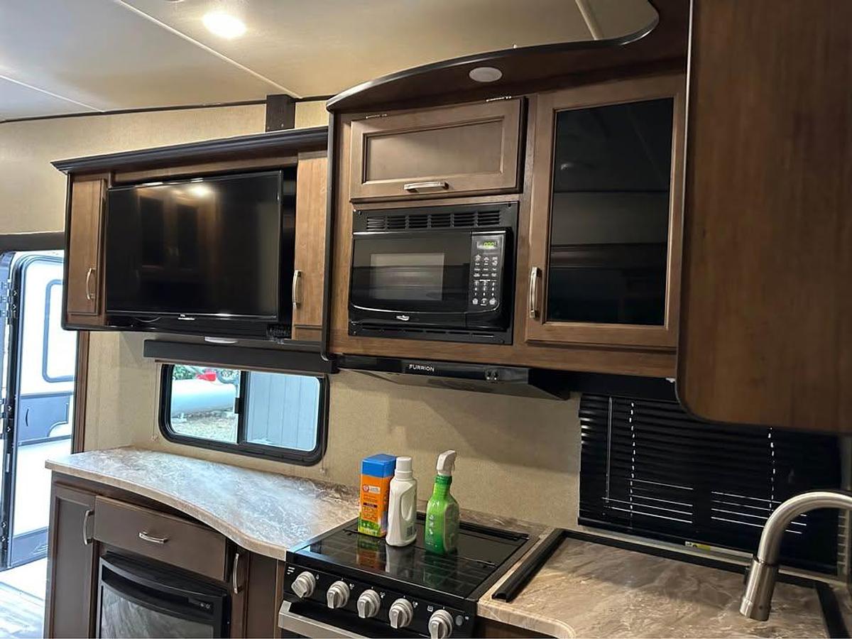 Used 2018 Grand Design Reflection 290BH Fifth Wheel