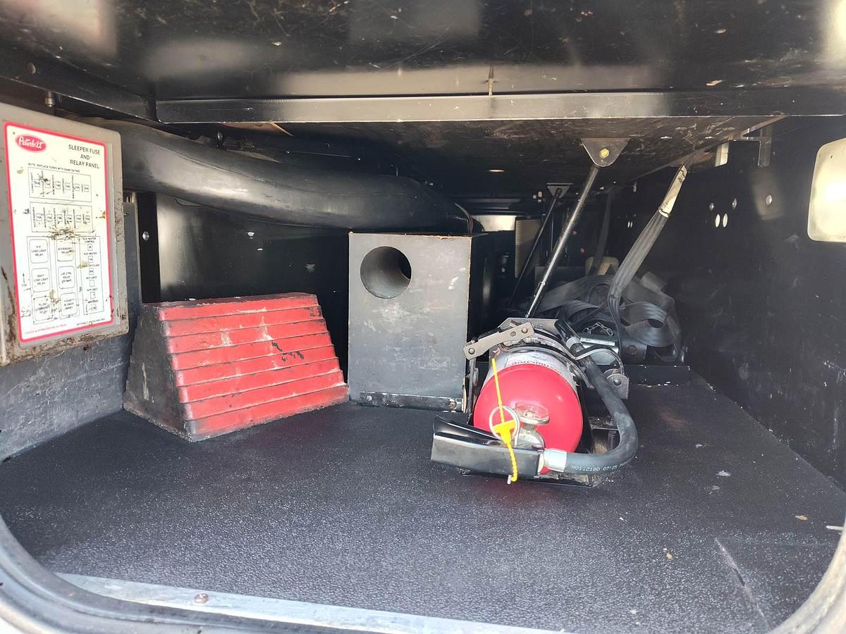 Used 2015 Peterbilt 389 Sleeper Semi Truck