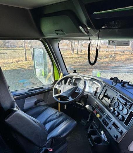 Used 2020 Freightliner CASCADIA 126