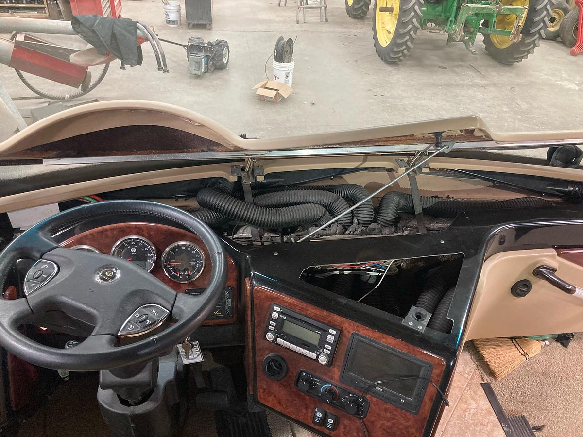 Used 2011 Monaco Camelot 43PKQ Class A Motorhome