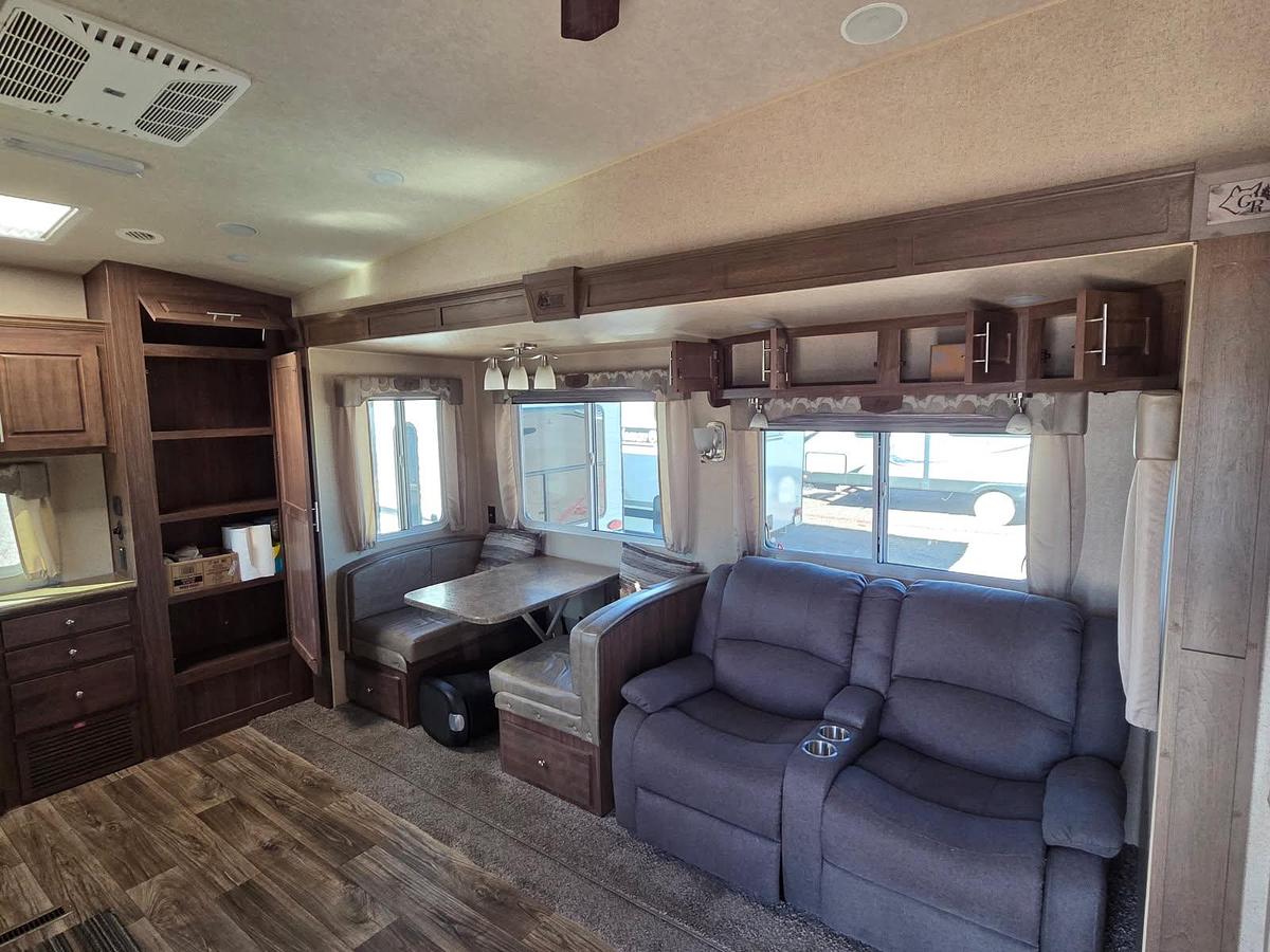 Used 2020 Northwood Grande Ronde Arctic Fox 27-5L Fifth Wheel