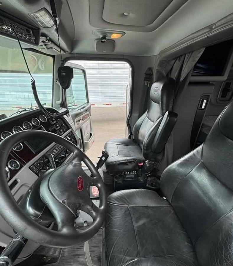 Used 2016 Peterbilt 389 Sleeper