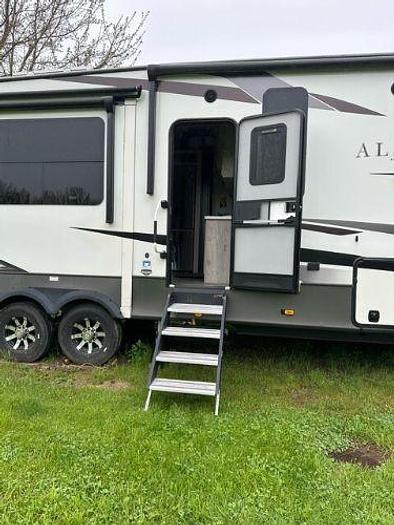 Used 2022 Keystone Alpine 3220RL