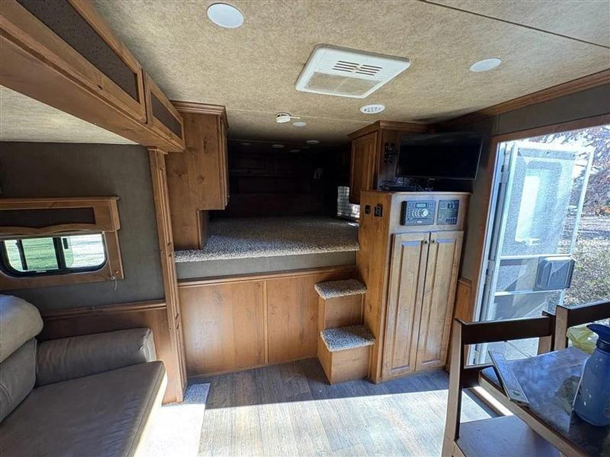 Used 2017 Merhow 4 Horse with Living Quarters