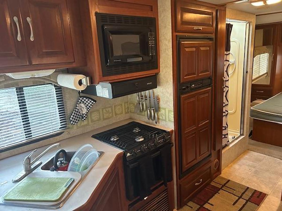 Used 2005 Four Winds Chateau