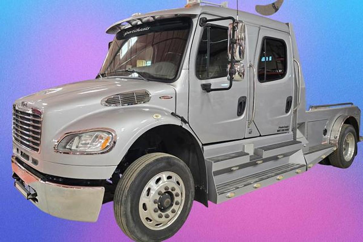 Used 2014 Freightliner Sport Chassis w/ 40' TPD Gooseneck Stacker