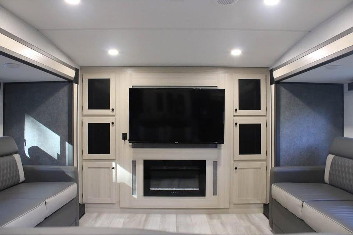 Used 2025 Forest River Cardinal 35FL
