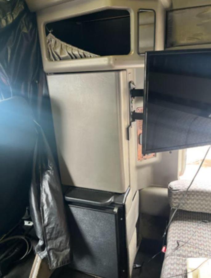 Used 2004 Kenworth W900 Conventional Sleeper Semi