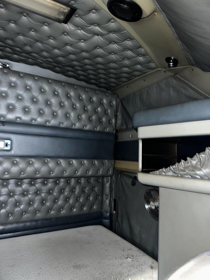 Used 2000 KENWORTH W900 Sleeper Semi Truck