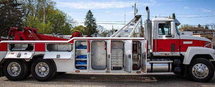 Used 1999 Mack CH613 Wrecker Tow Truck