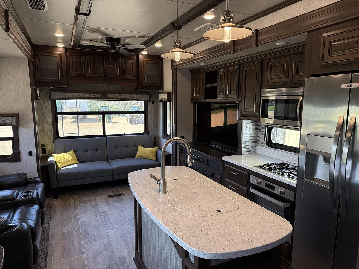 Used 2009 Heartland Big Horn 3925MLP Fifth Wheel