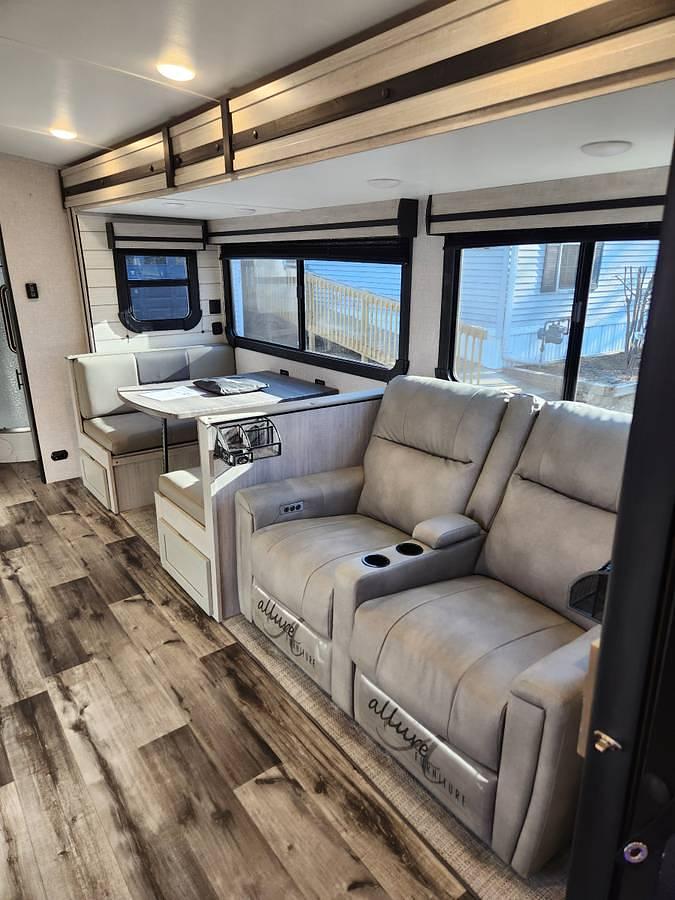 Used 2024 Sunset Trail SS253RB