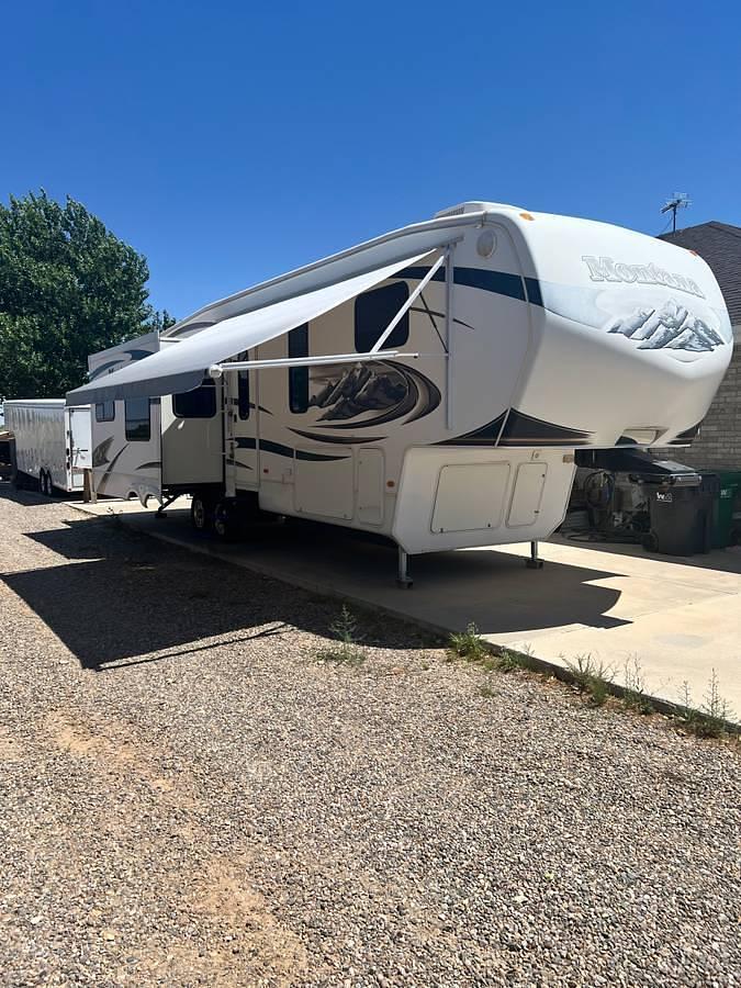 Used 2015 Keystone Montana Fifth Wheel