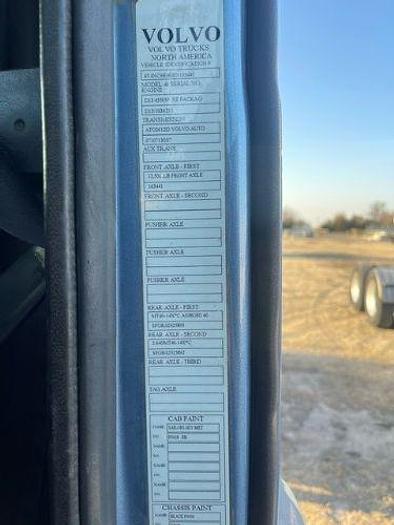 Used 2014 Volvo VNL6400 Sleeper Truck