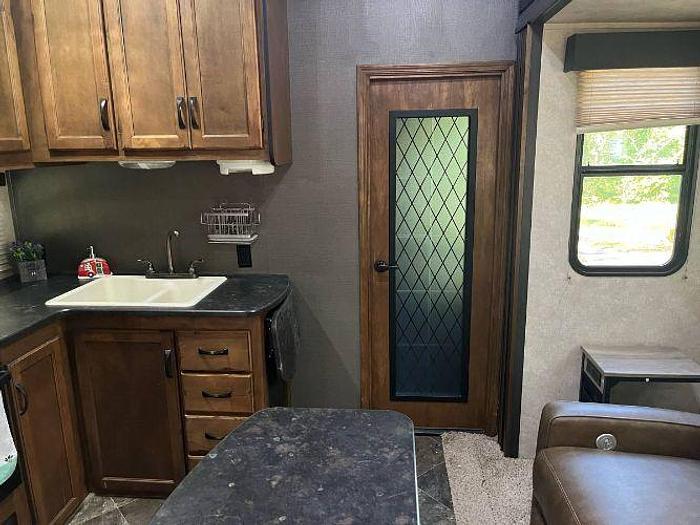 Used 2014 Keystone Carbon 31 Toyhauler